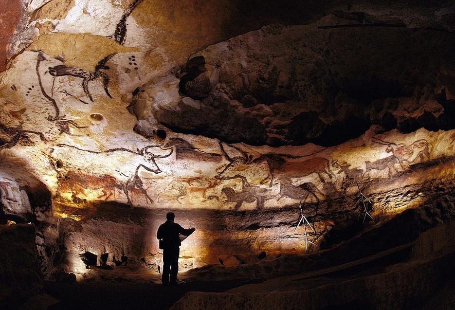 The pigmentation used in the cave paintings at Lascaux was derived from iron oxide.