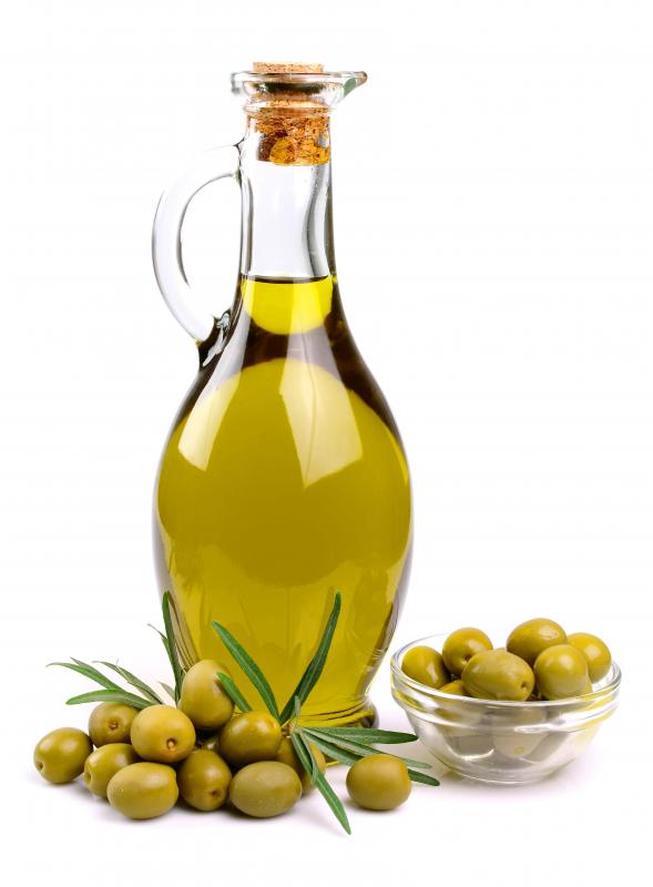 Olive oil, which contains no chemicals, is a natural treatment for dog dandruff.