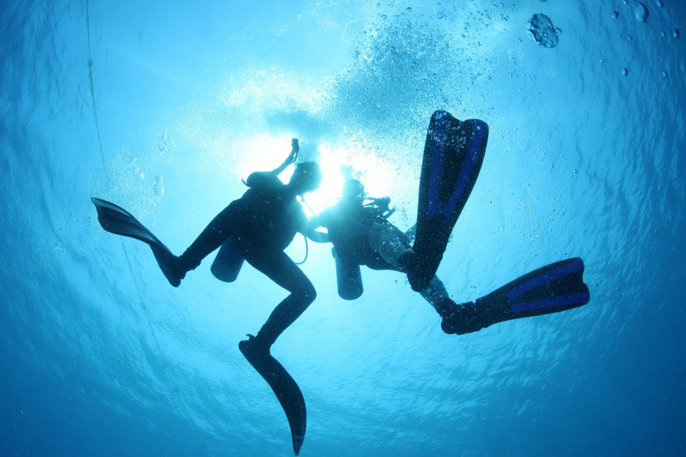 Divers use various mixtures of breathable gas, including ones that contain oxygen and helium, when they explore the seas.