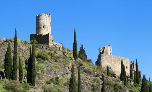 Medieval castles were usually built on promontories, as elevated heights give defenders advantages against assaults.